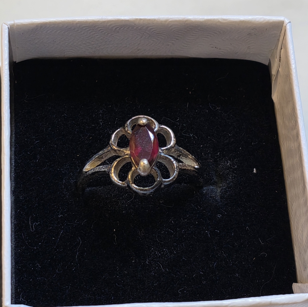 Elegant 925Silver and Red Gemstone Ring